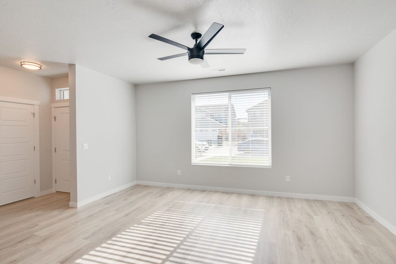 332 S Baraya Way - Photo 6 of 27