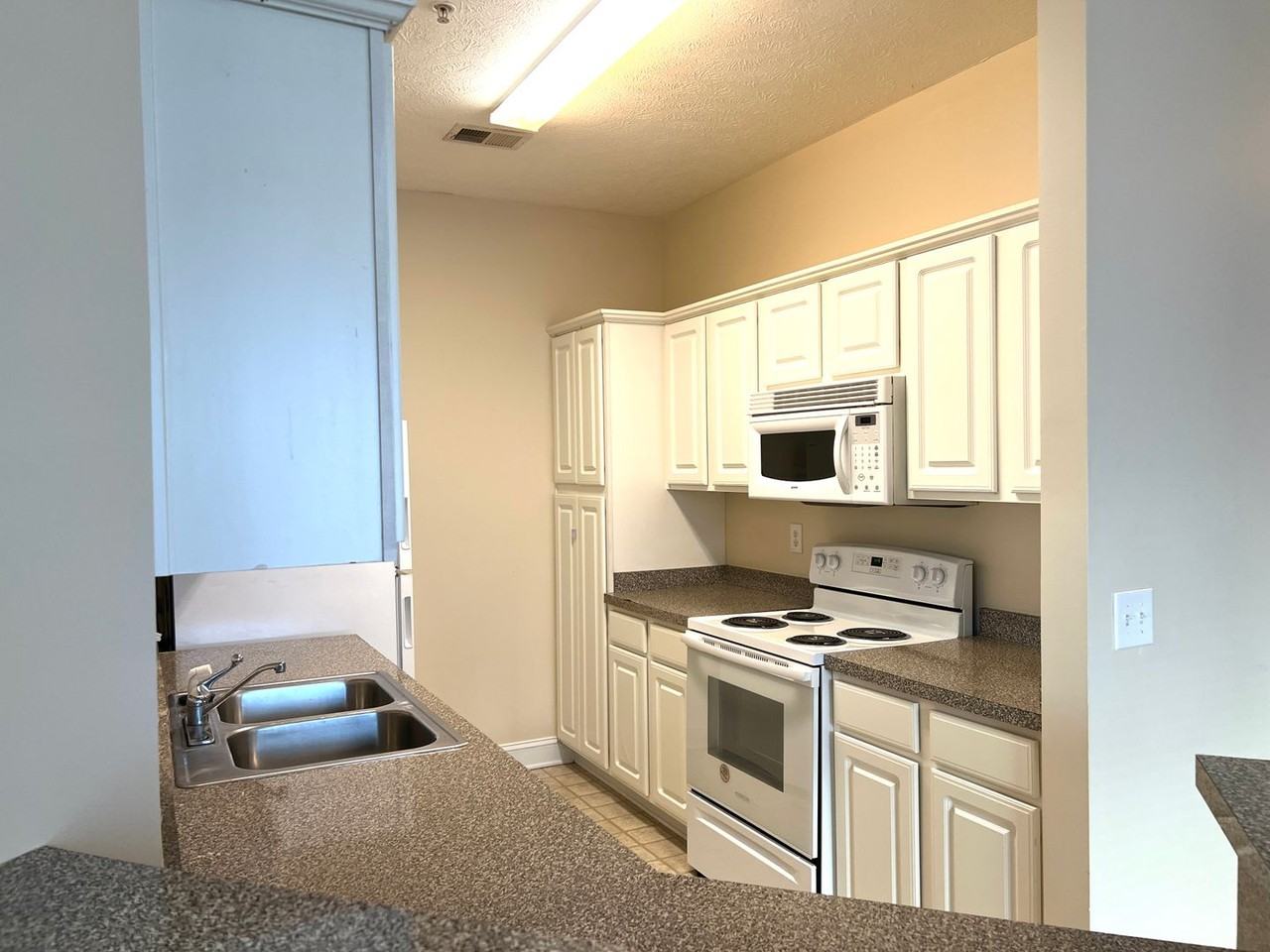 114 Fountain Pointe Ln - Photo 2 of 17