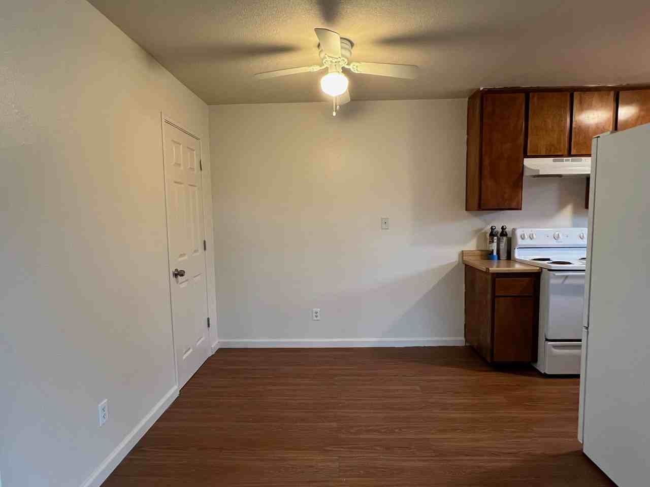 412 2nd St #B - Photo 3 of 9