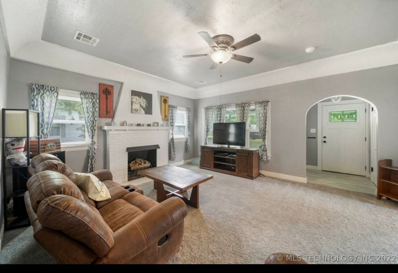 225 S Brewer St - Photo 3 of 15