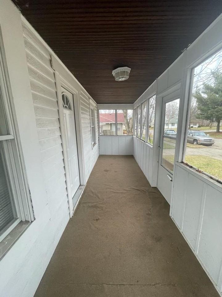 1909 S Brookfield St - Photo 2 of 15