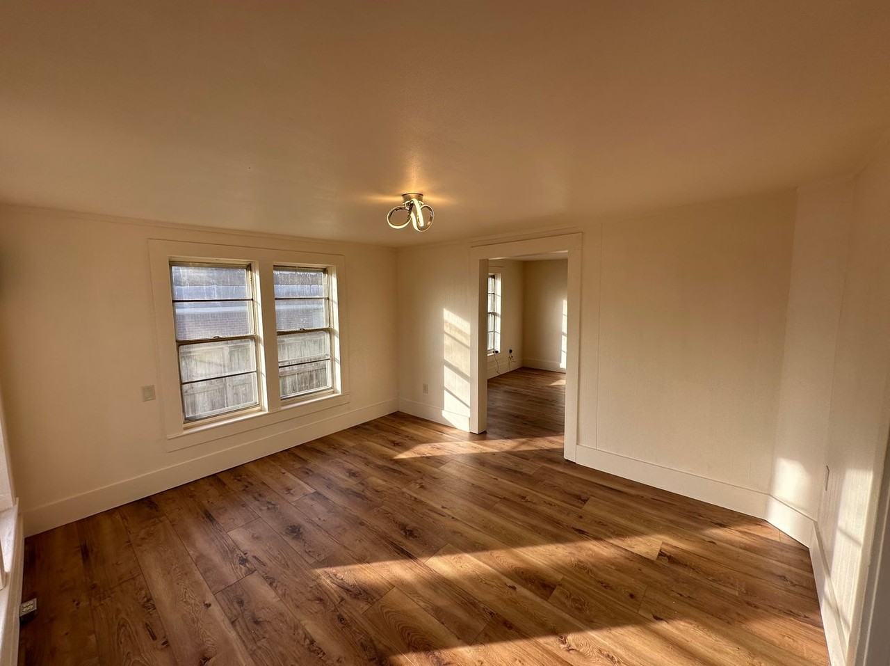 504 W Elm St - Photo 3 of 8