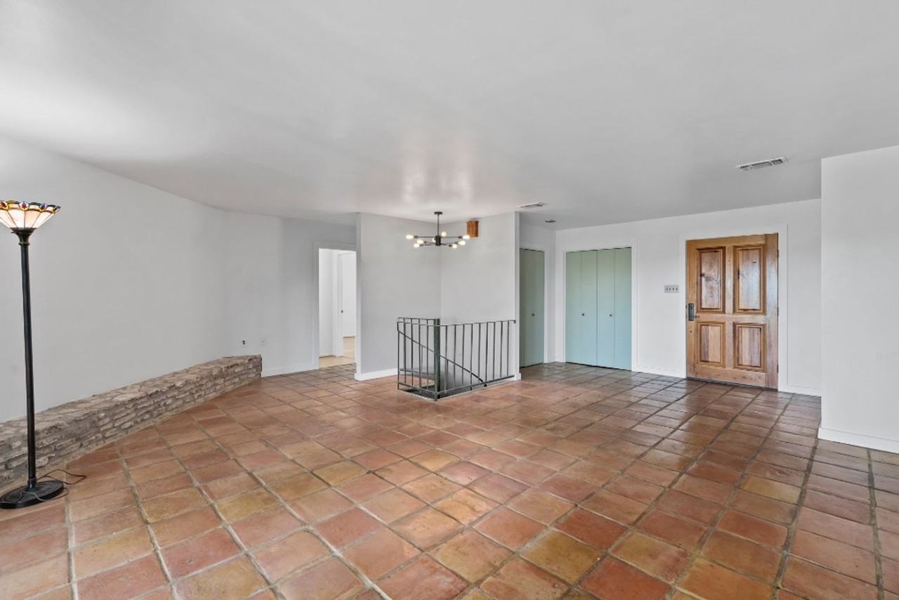 103 Comet - Photo 3 of 38