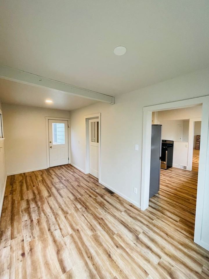 1100 32nd St - Photo 5 of 33