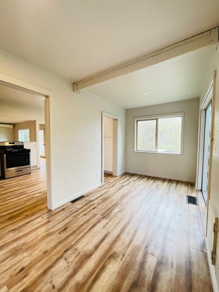 1100 32nd St - Photo 6 of 33