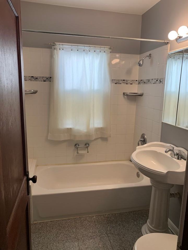 1102 11th Ave Se - Photo 4 of 9