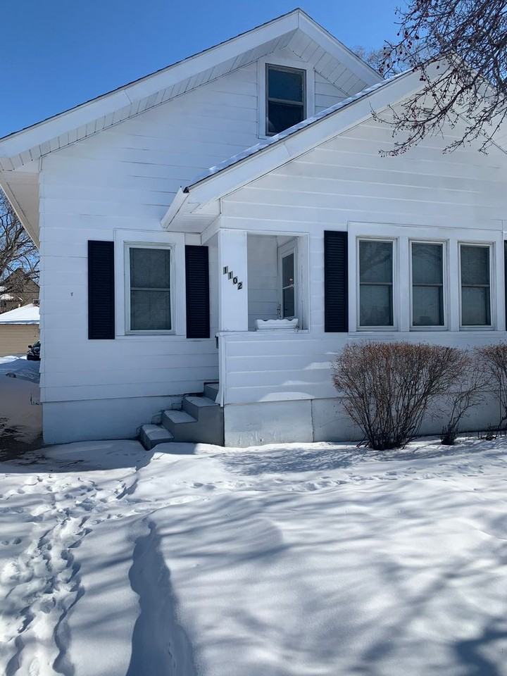 1102 11th Ave Se - Photo 6 of 9