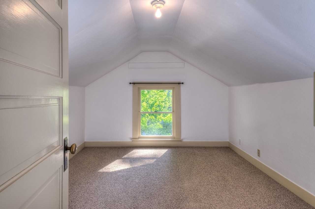 623 E Main St - Photo 7 of 34