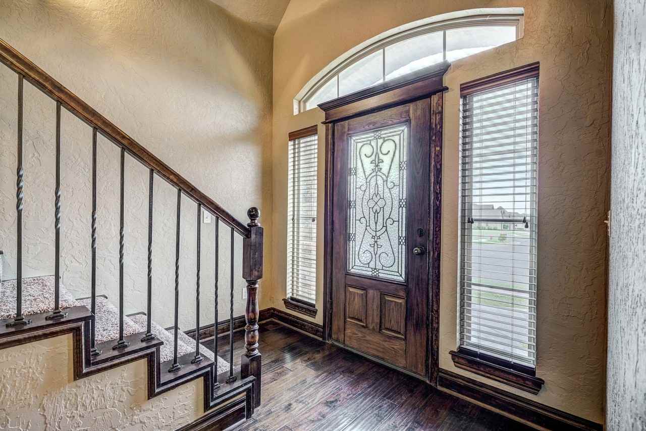 905 Samantha Ln - Photo 4 of 50
