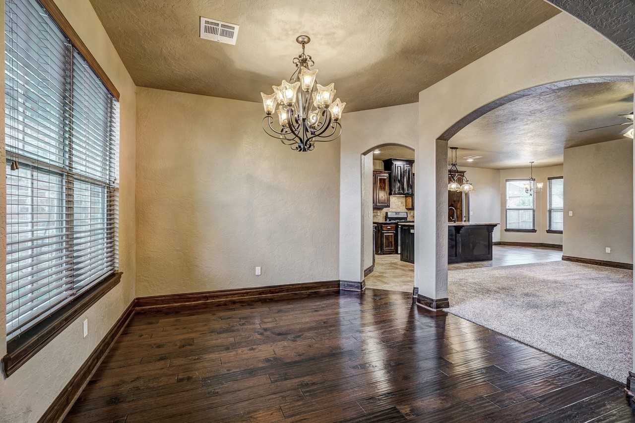 905 Samantha Ln - Photo 6 of 50
