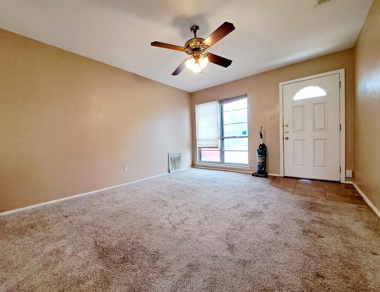 601 Milam Dr - Photo 3 of 19