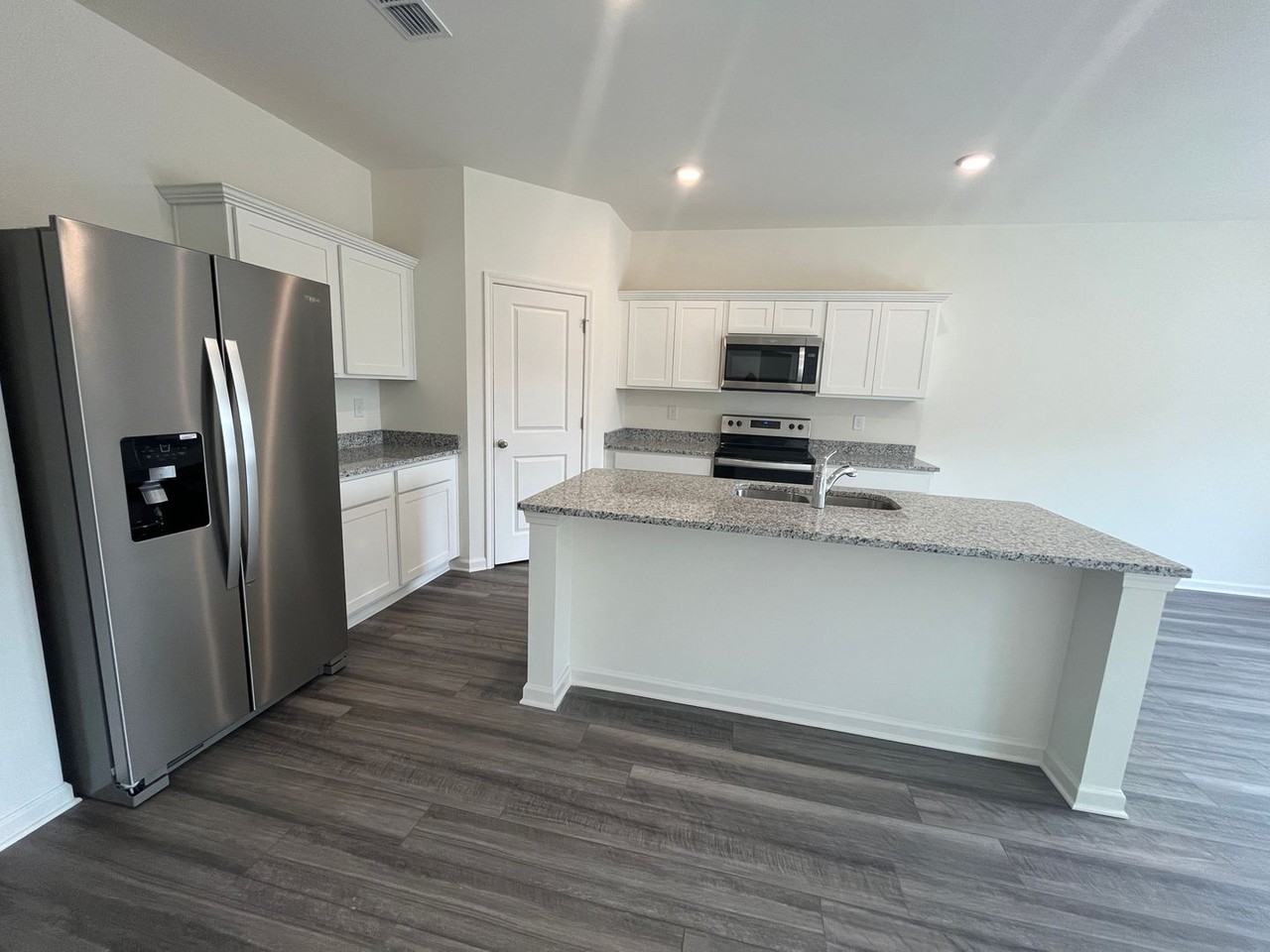 303 Hyde Park - Photo 6 of 39