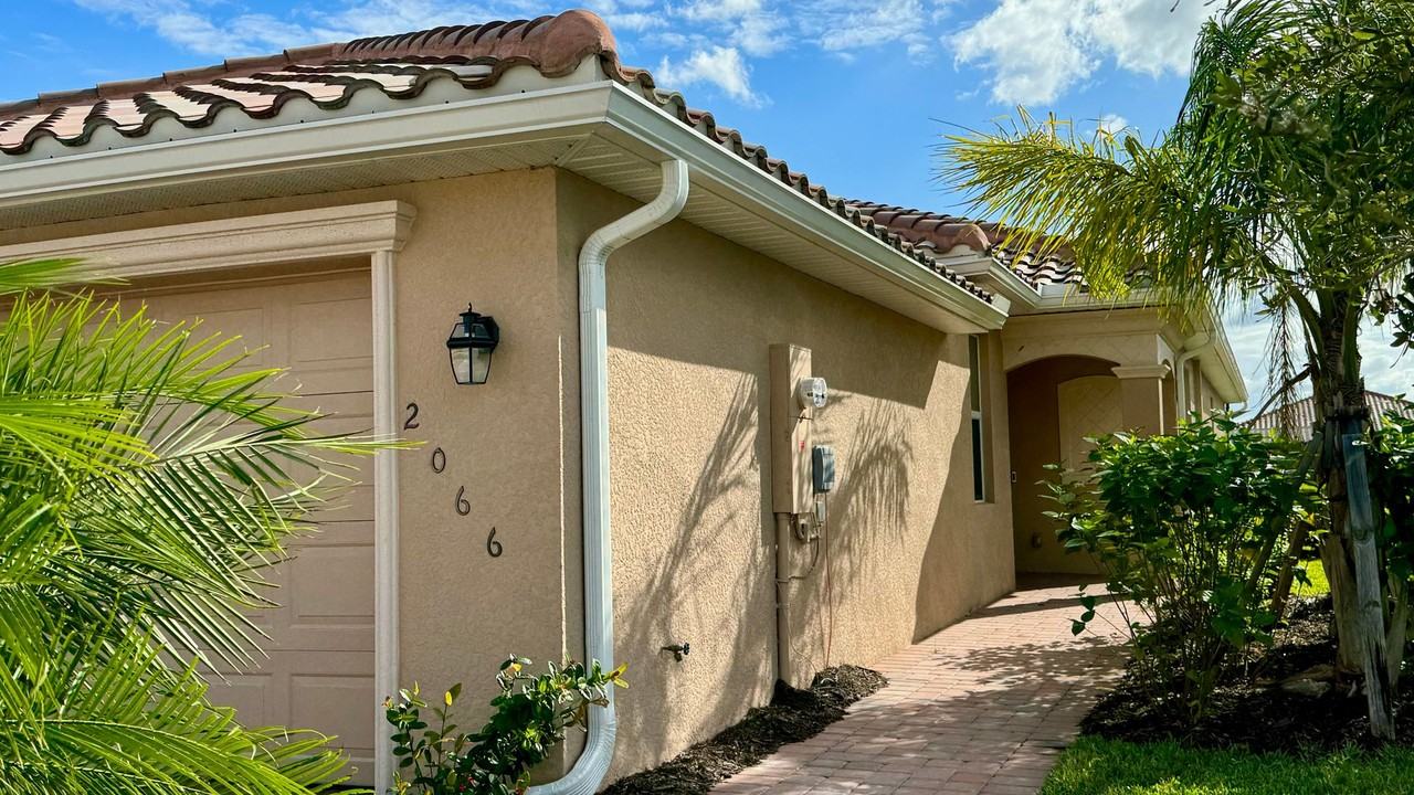2066 Tamarron Ln - Photo 4 of 32