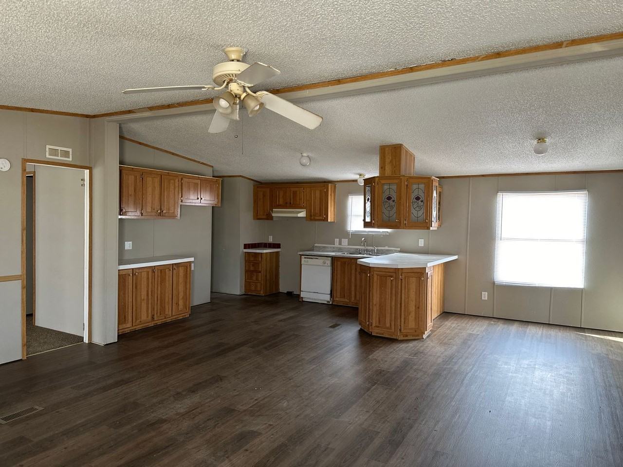 136 La Salle Dr - Photo 2 of 19