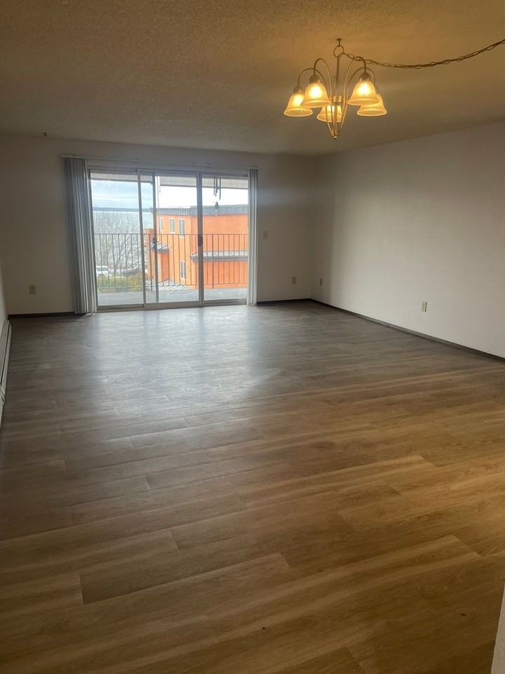 700 11th St - Photo 5 of 17