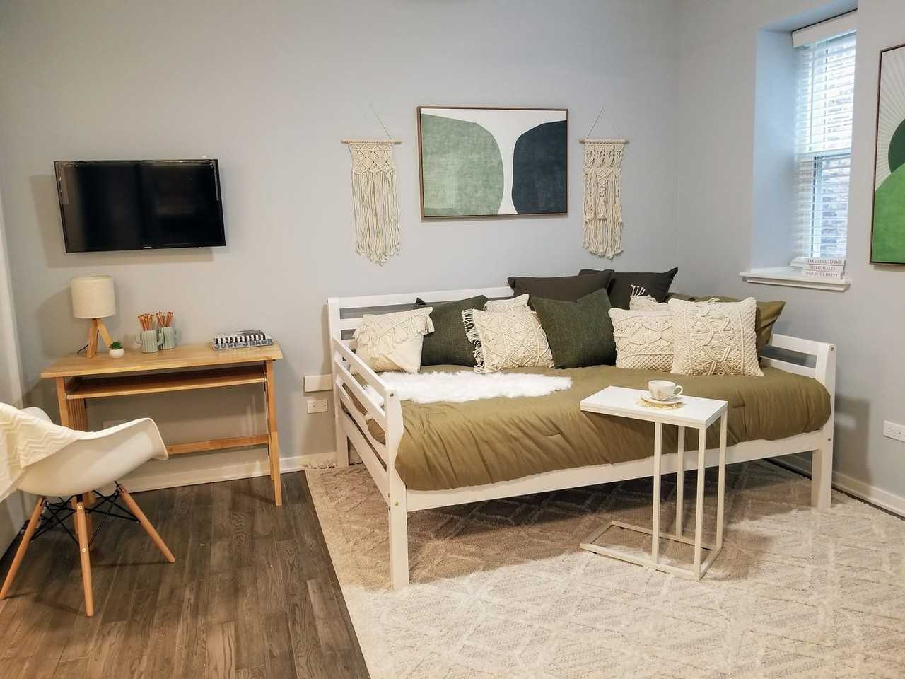 5240 5240 N. Winthrop - 413 #413 - Photo 3 of 11