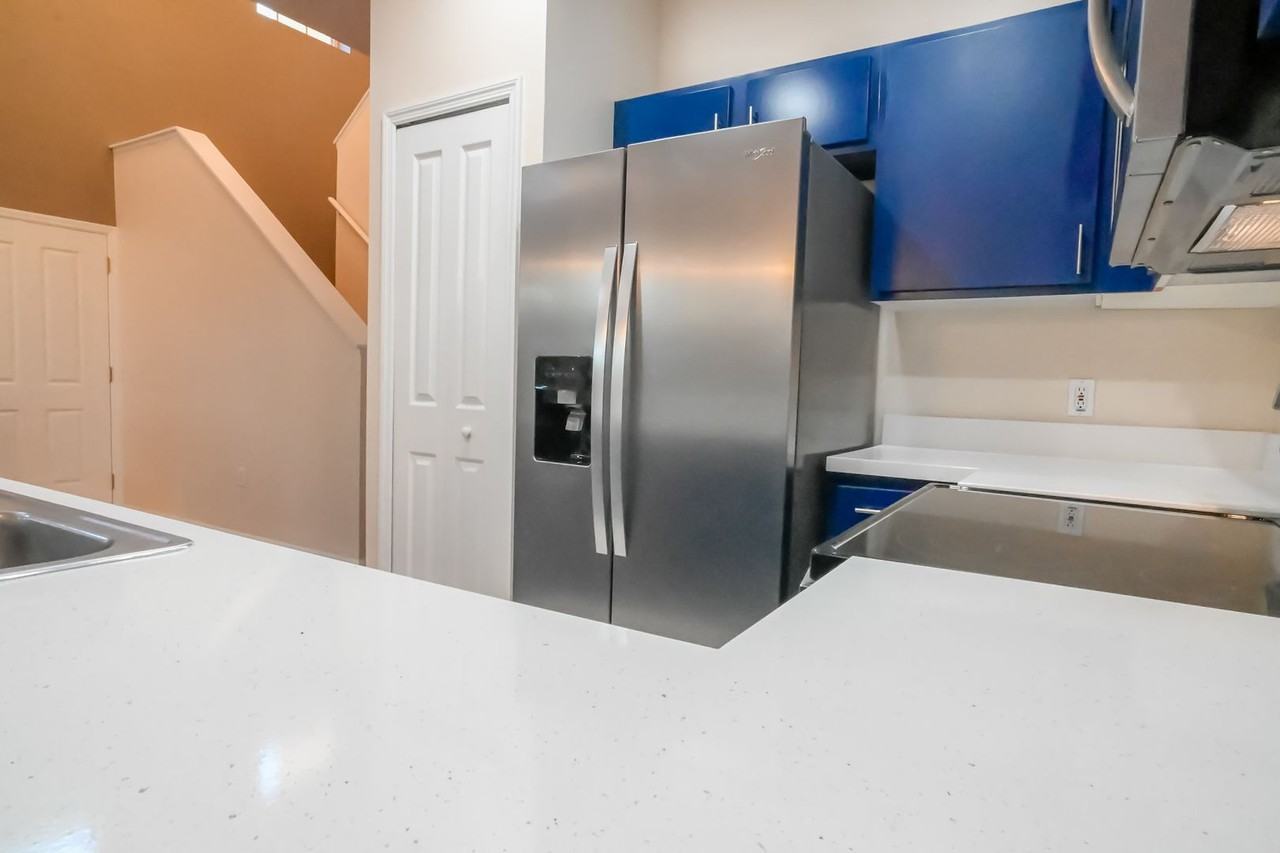 704 Monroe Cir #D - Photo 6 of 43