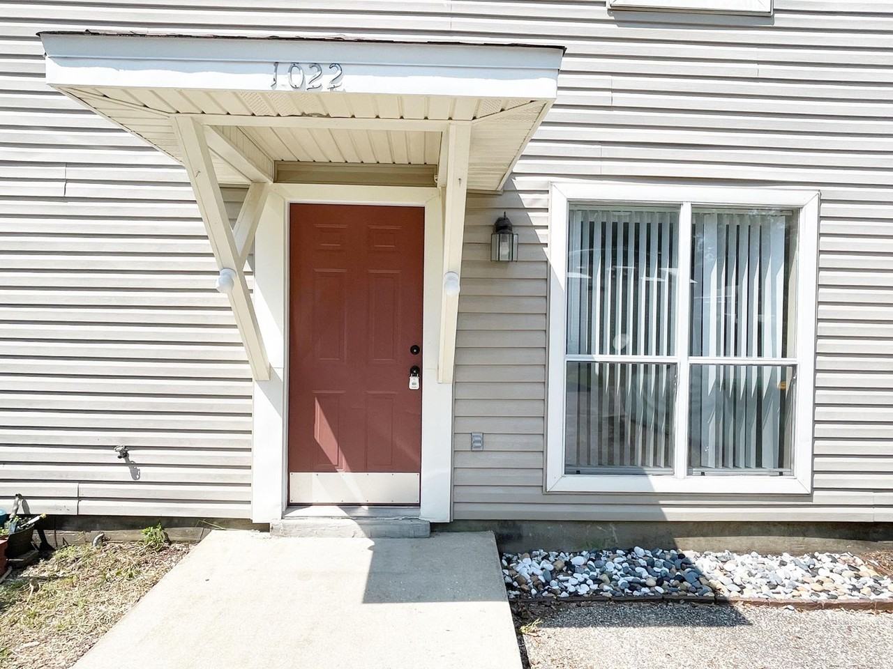 1022 Rockport Dr - Photo 2 of 20