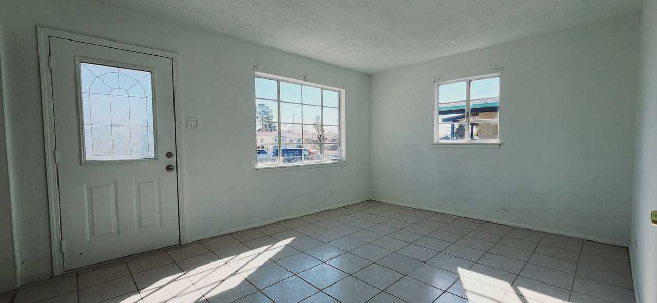 1067 Gloria St - Photo 3 of 19