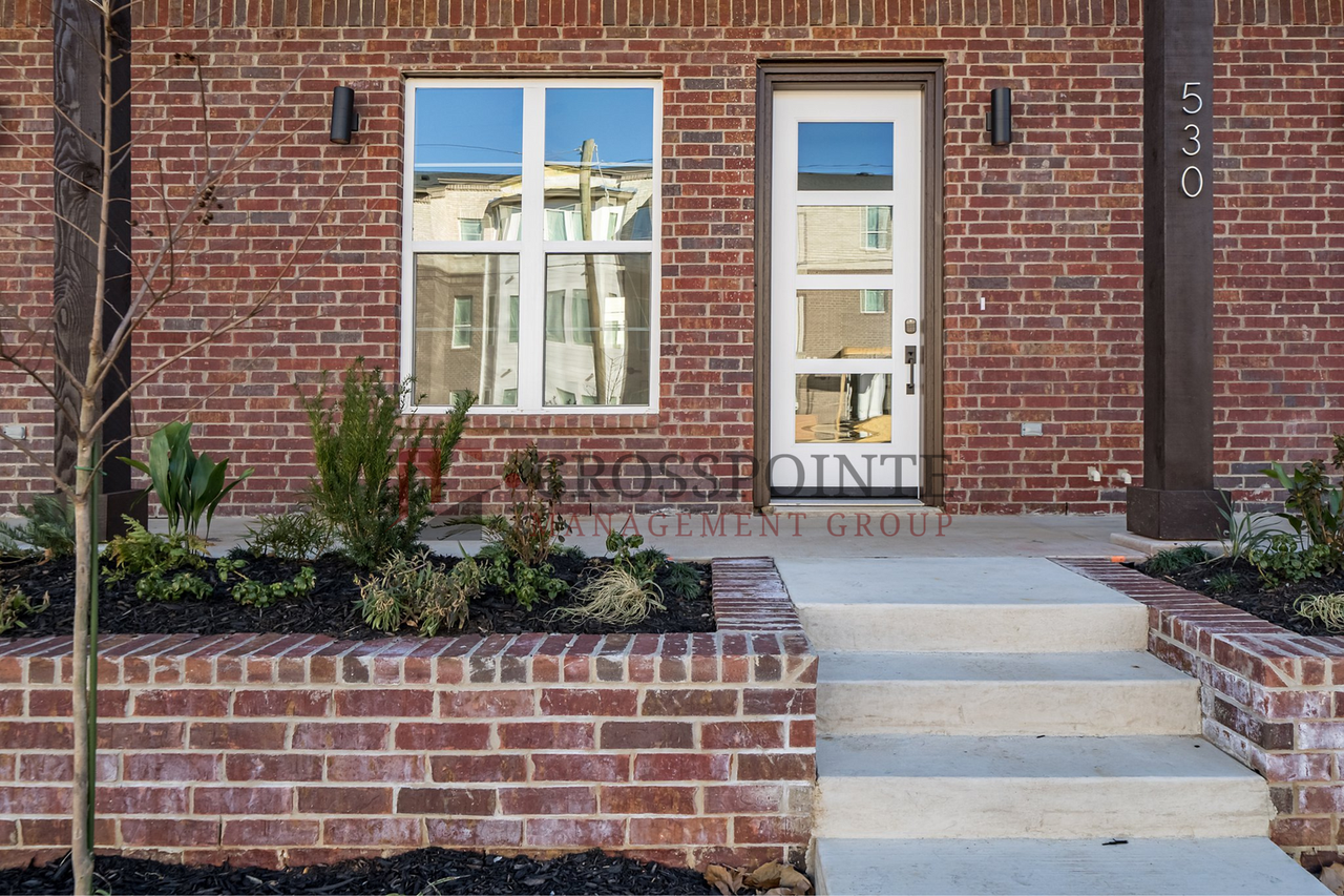 556 W Erwin St - Photo 2 of 21