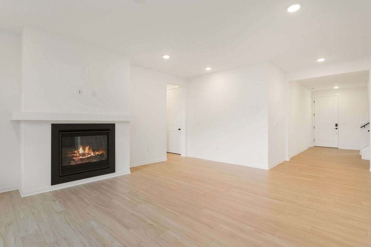 4470 Explorer Ave - Photo 5 of 27