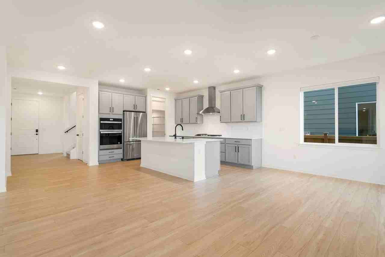 4470 Explorer Ave - Photo 7 of 27