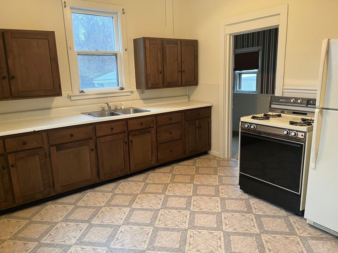 1128 W 9th St - Photo 2 of 9