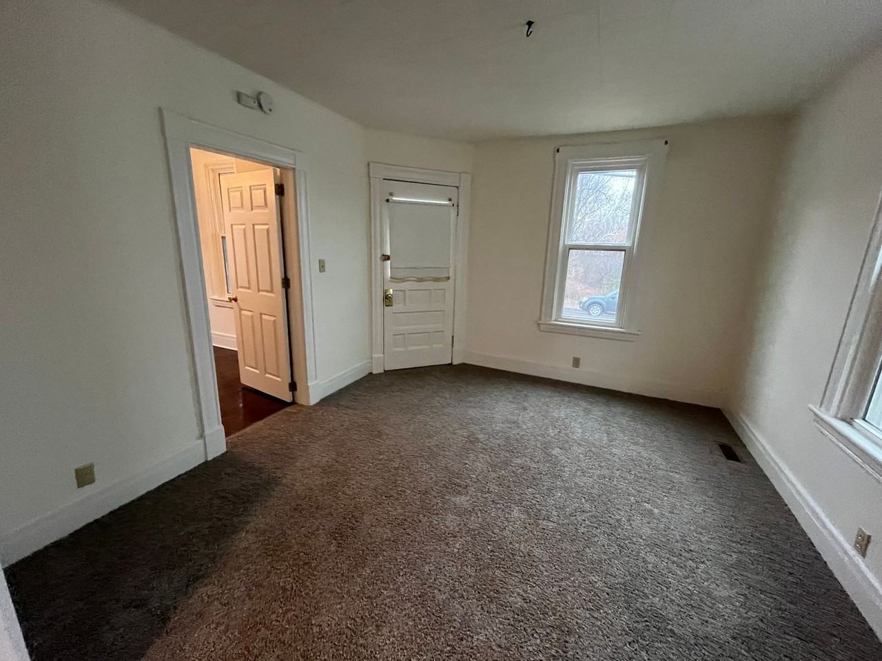 1128 W 9th St - Photo 3 of 9