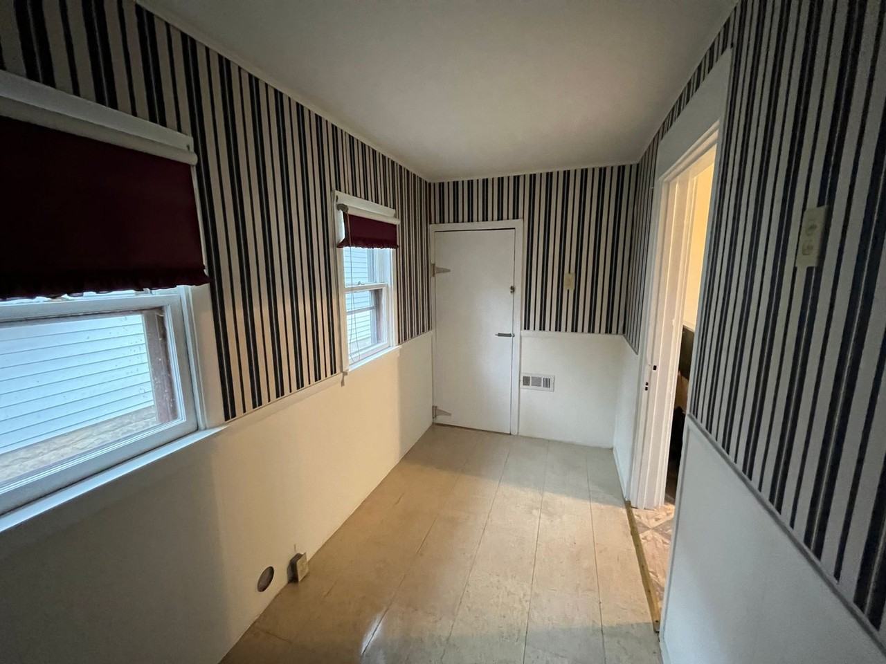 1128 W 9th St - Photo 6 of 9