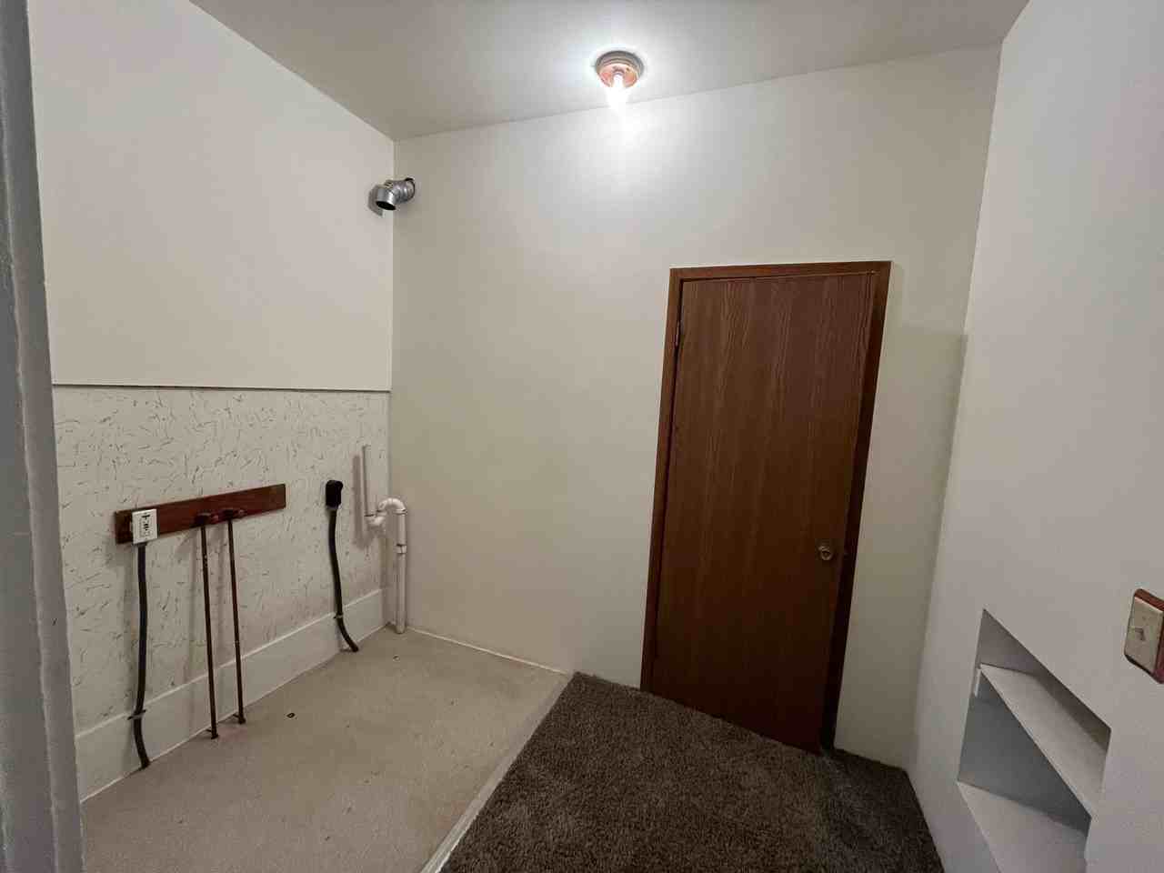 1128 W 9th St - Photo 7 of 9