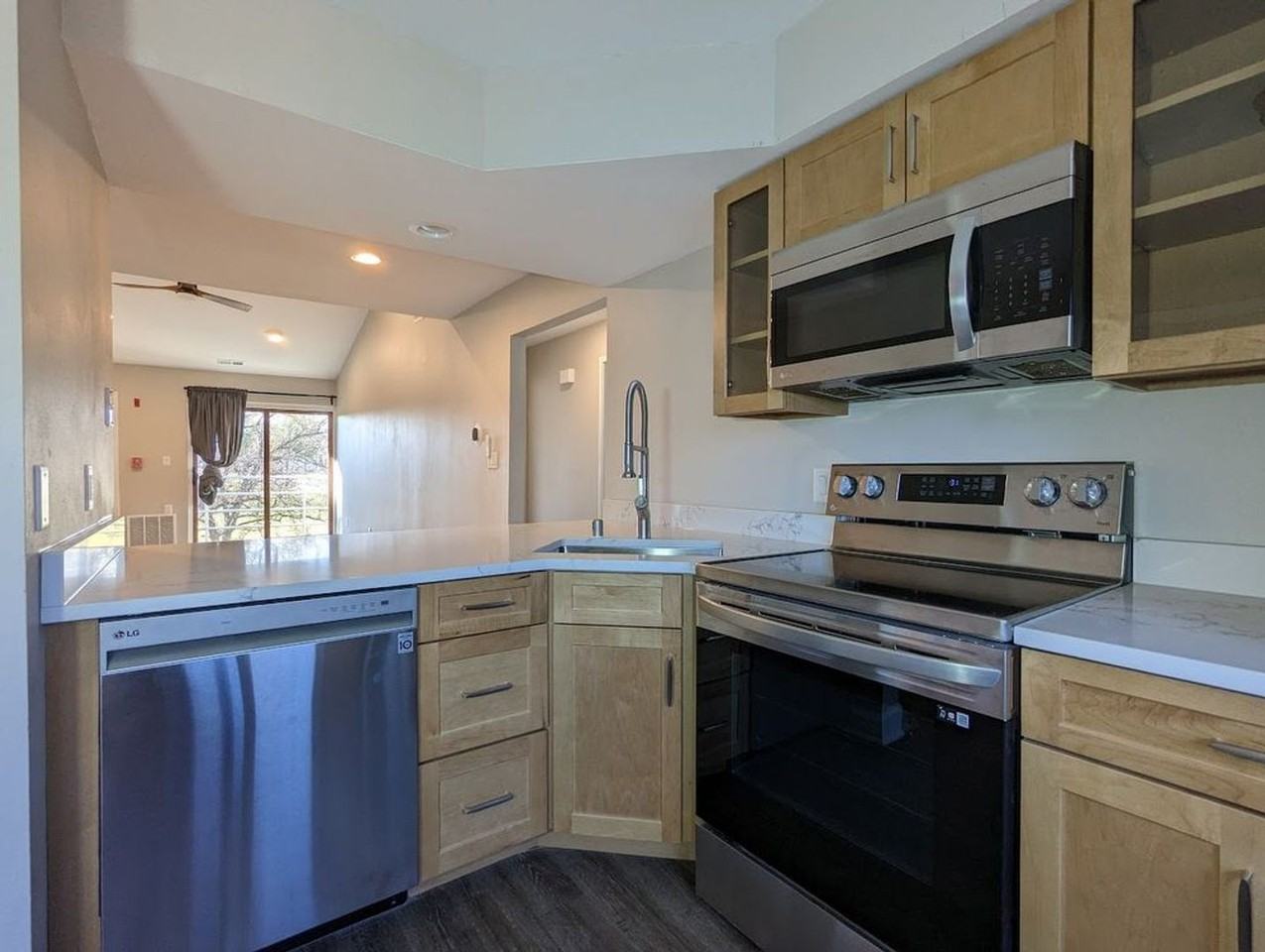 853 W Puetz Rd - Photo 3 of 40