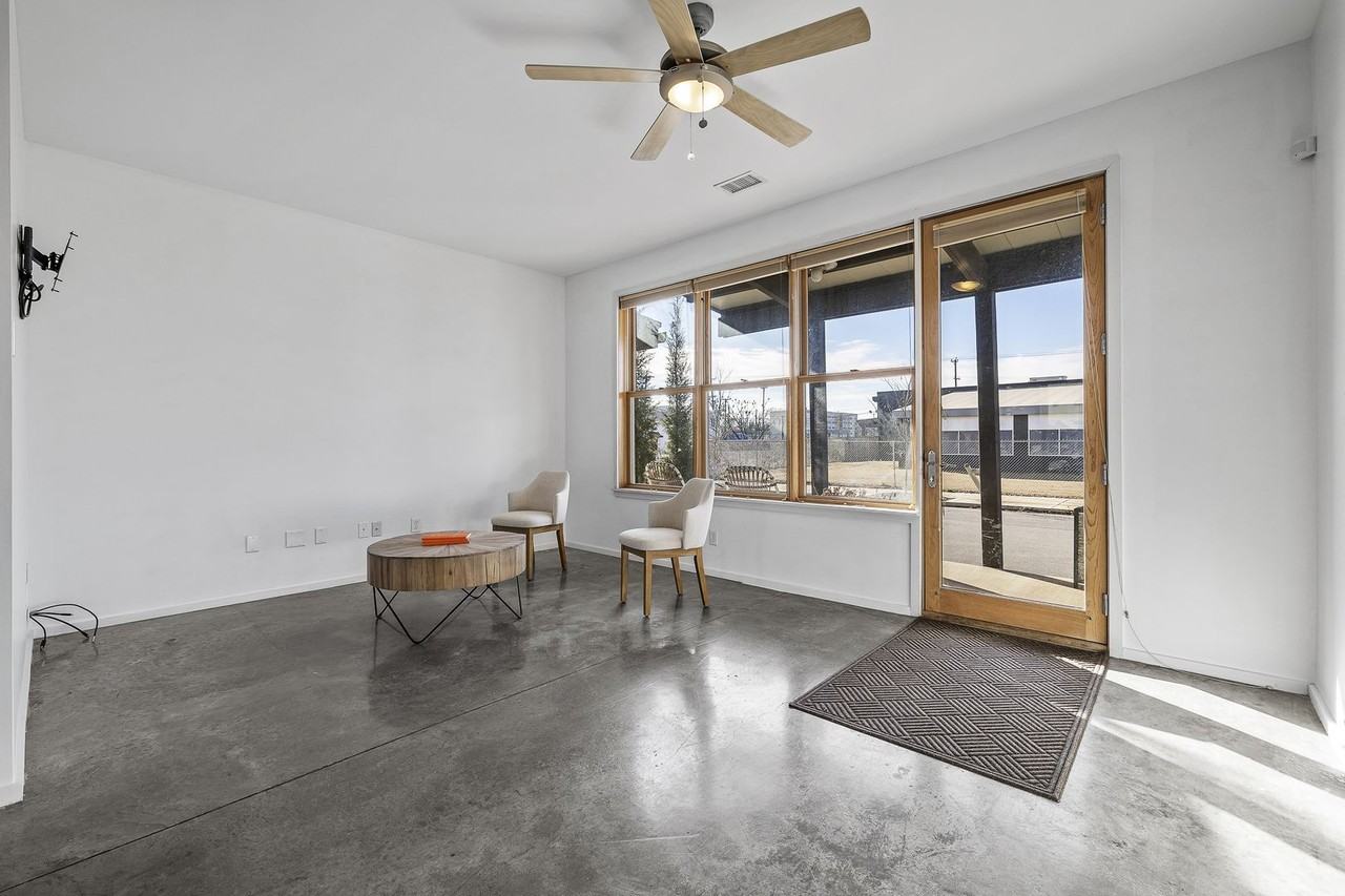 271 W 19th St - Photo 2 of 34