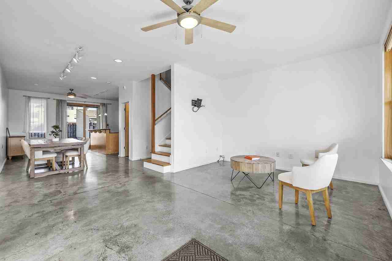 271 W 19th St - Photo 3 of 34