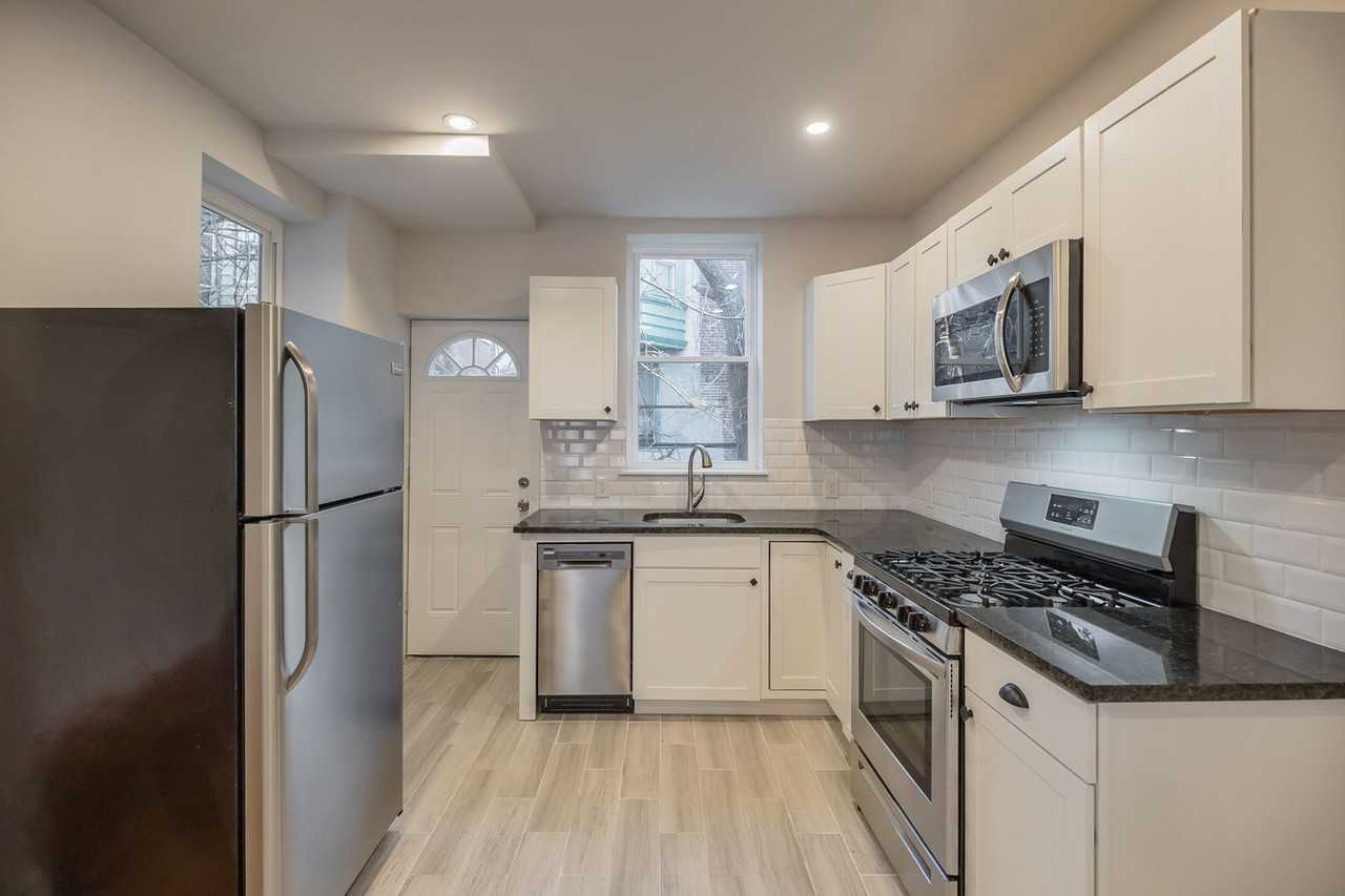 1227 S Peach St - Photo 3 of 14