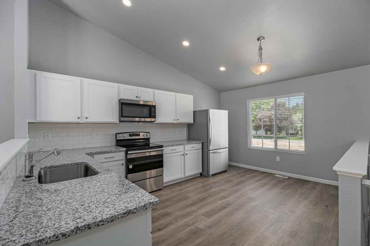 1627 Garfield Ct - Photo 3 of 19