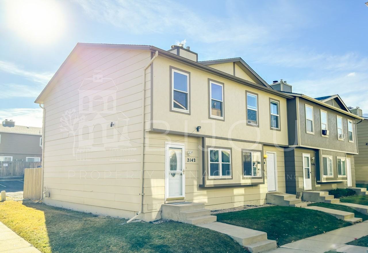 2142 Baltimore Cir - Photo 2 of 15