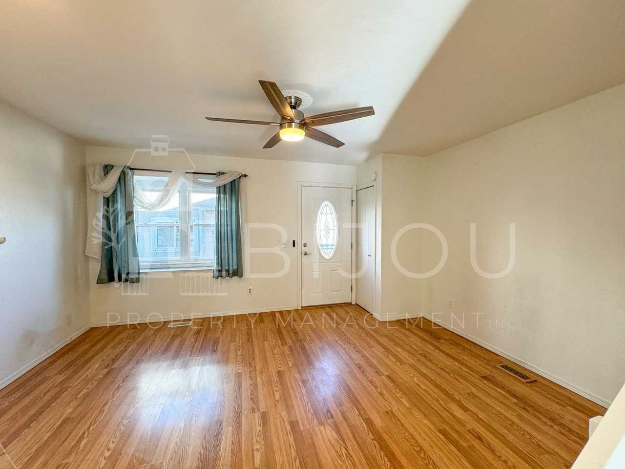 2142 Baltimore Cir - Photo 4 of 15