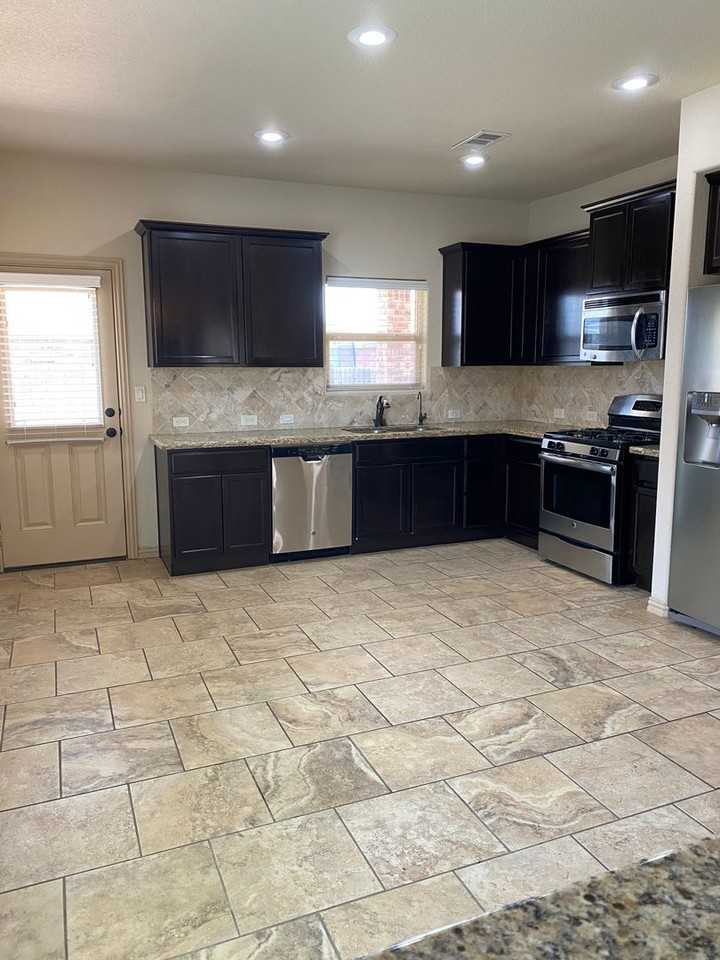 7204 Donatello St - Photo 4 of 6