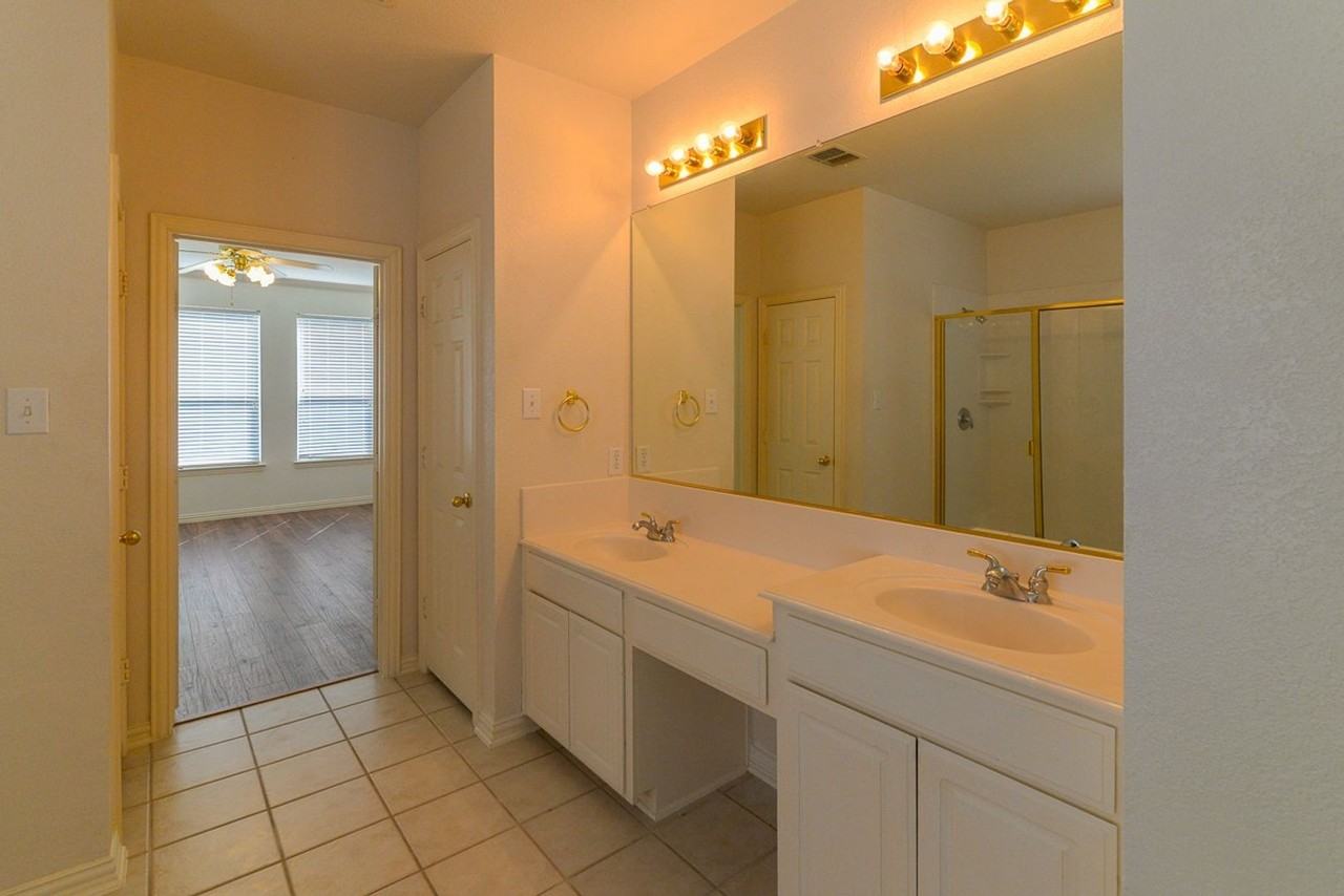 9605 Pinehurst Dr - Photo 3 of 39