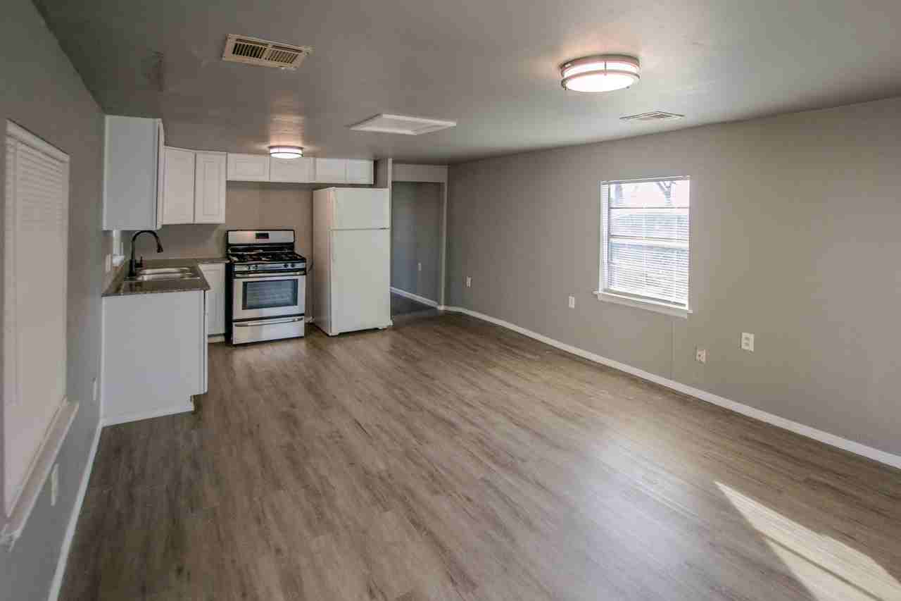1222 Nw 8th St - Photo 2 of 10