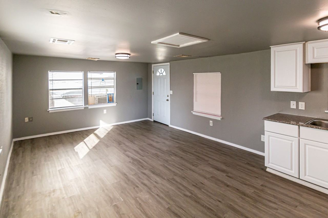 1222 Nw 8th St - Photo 3 of 10