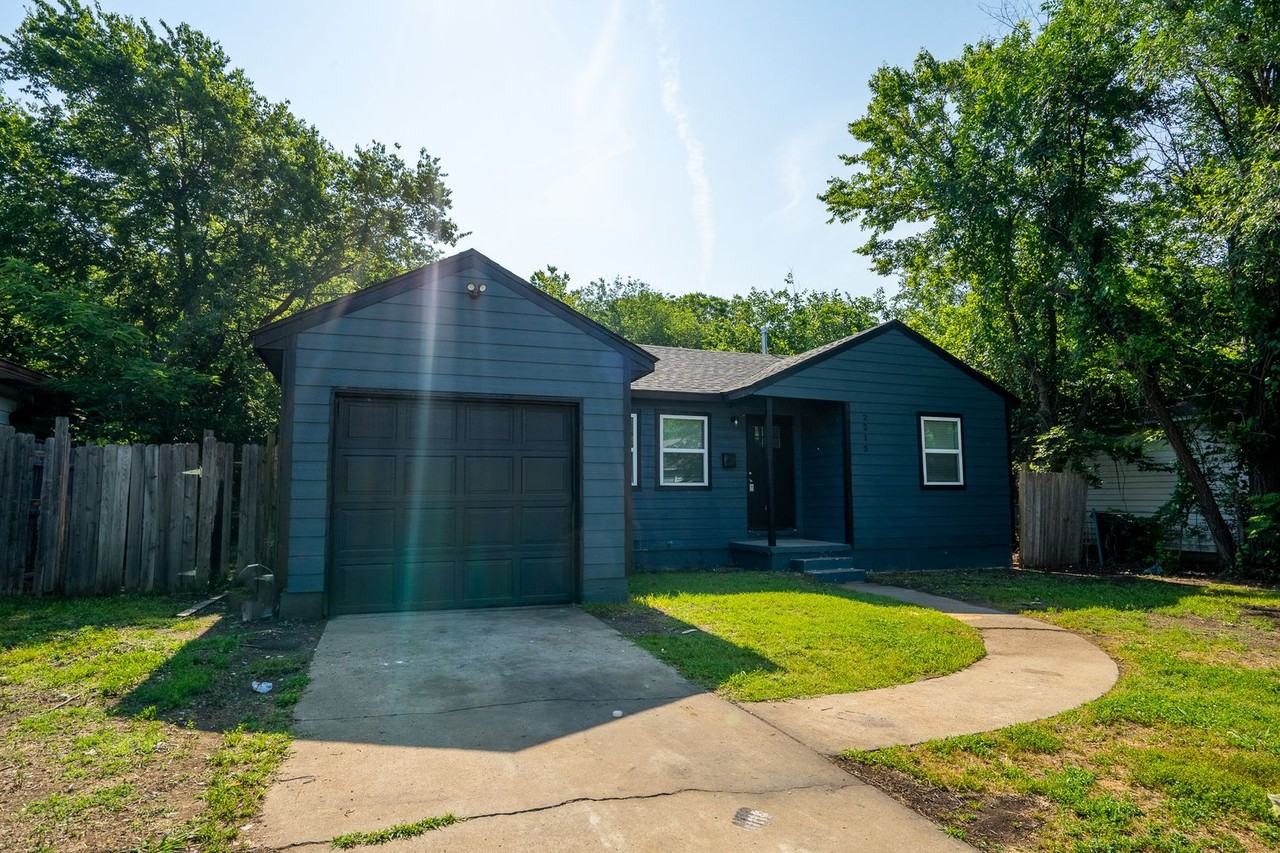 2215 N Marion Ave - Photo 2 of 9