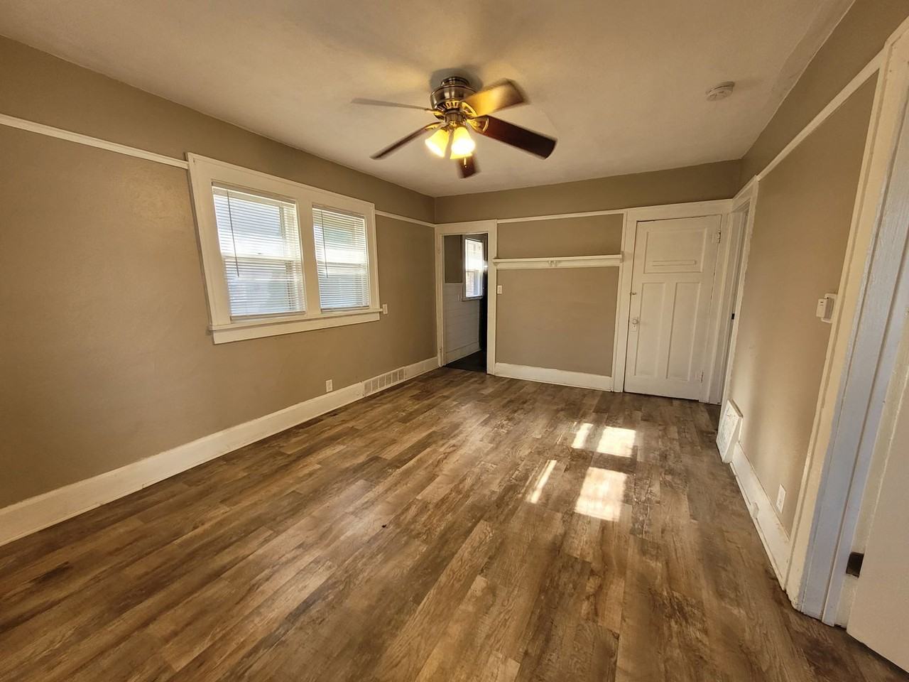 3020 Columbia St - Photo 3 of 12