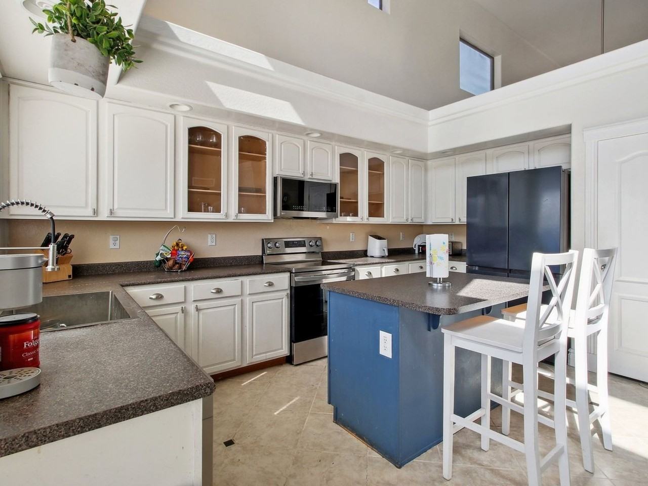 7733 W Southgate Ave - Photo 2 of 30