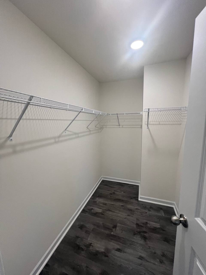 1064 W Bank St - Photo 7 of 24