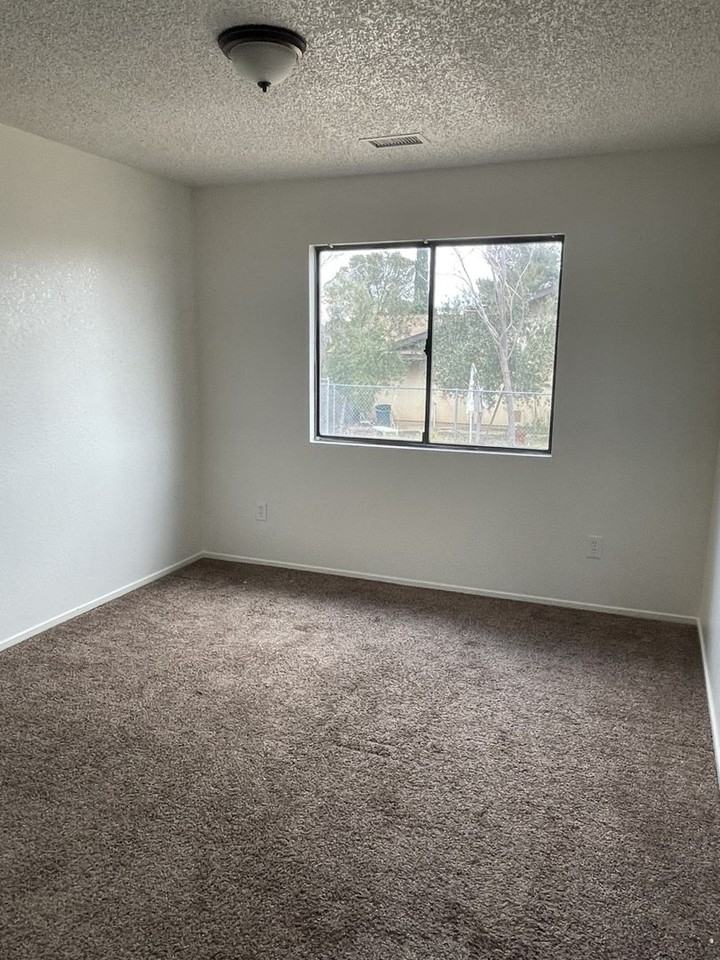 7453 Dumosa Ave - Photo 5 of 21