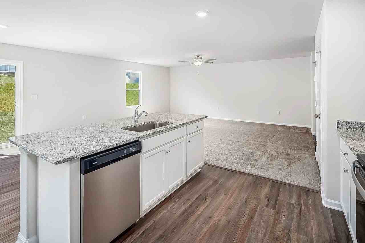 521 Hawley St - Photo 4 of 34