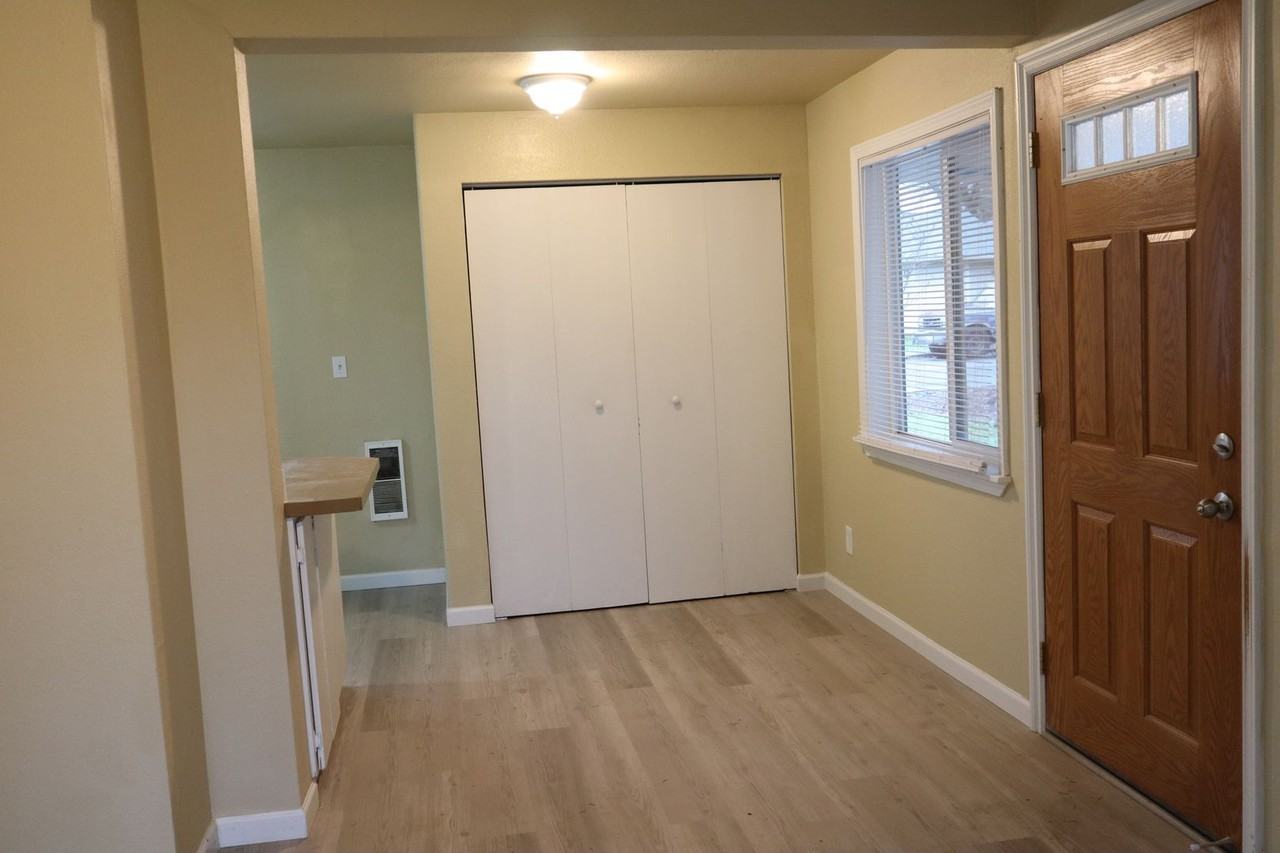 3605 E 11th St - Photo 2 of 18