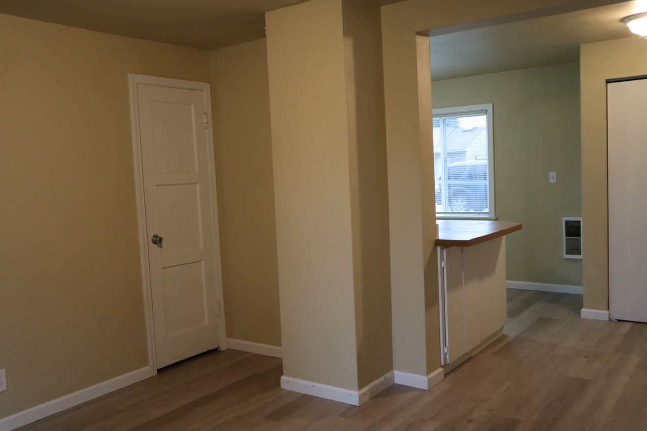 3605 E 11th St - Photo 3 of 18