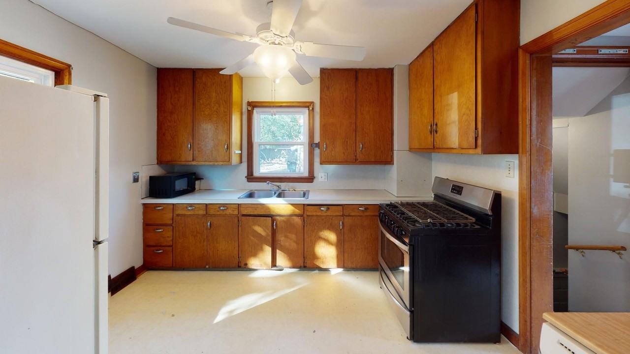 2144 Sunset Dr - Photo 2 of 15